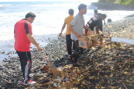 Melaksanakan kegiatan  Karya bhakti  di pantai Desa Bukti