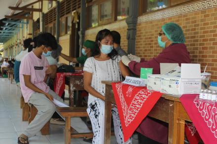 329 Warga Desa Bukti Mengikuti Vaksinasi Covid -19 Tahap I