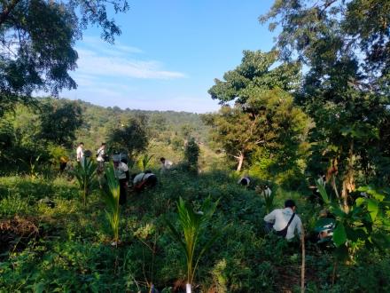 MENGHADIRI ACARA PENANAMAN KELAPA GENJAH 